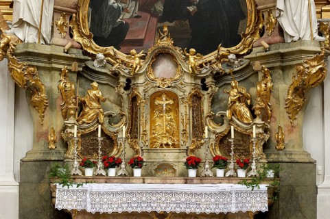 Side altar in the nave