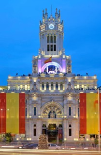Holiday flagging of the Cibeles Palace