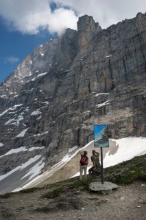 Info panel and hikers on the Eiger Trail
