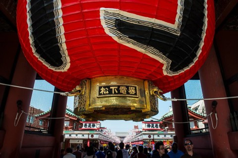 Huge lantern in the Senso-ji temple