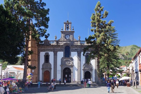 Sunday market at the Basilica de Nuestra Senora del Pino