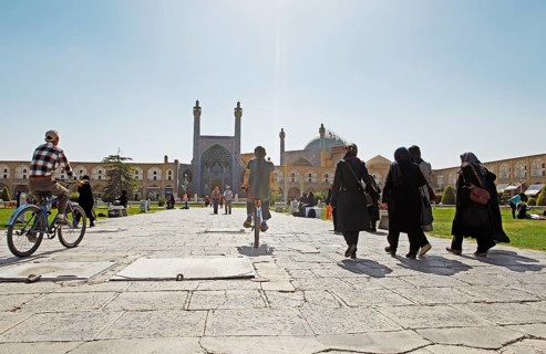 Pedestrians and cyclists in front of the Imam Mosque