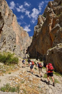 Group of people hiking in Cimbar Canyon