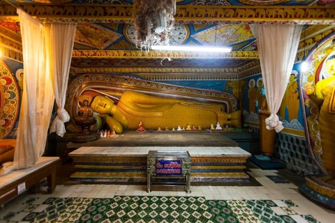 Reclining Buddha statue