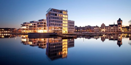 Phoenix Lake with the Facharztzentrum medical centre and Horder Burg Castle at the blue hour