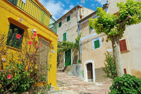 Alley with houses in the village of Estellencs