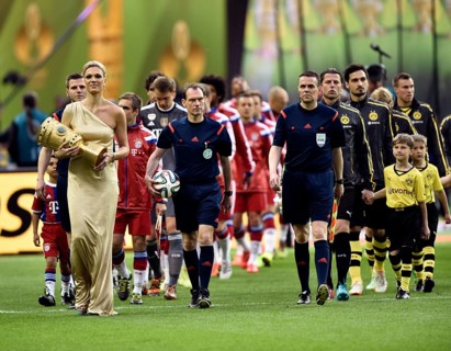Maria Hofl-Riesch carries the DFB Cup into the stadium