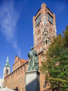 The town hall and the Nicolaus Copernicus Monument