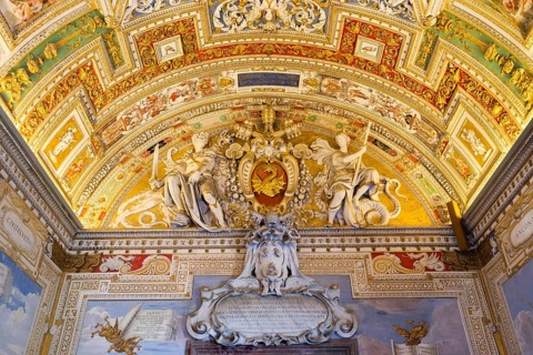 Coat of warms of Pope Urban VIII and stucco ceiling in the Galleria delle Carte Geografiche