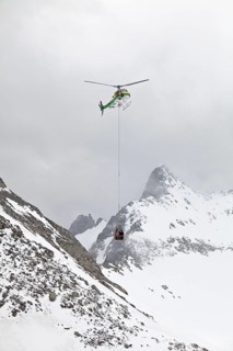 Supplies are carried by helicopter in a transport net to the Cavardiras hut