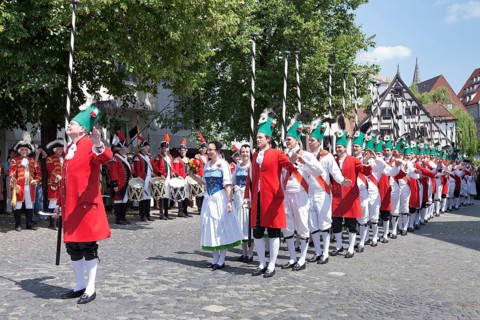 Menuettgruppe dance group with fishing girls and white fishermen during the fishing dance