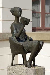 Sculpture of a reading woman in front of the Eutin State Library