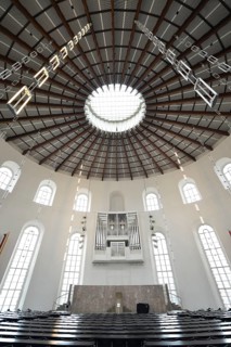 Plenary with the organ by Orgelbau Klais