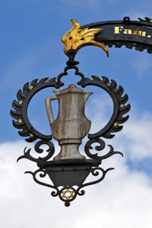 Hanging sign of the restaurant 'Gasthaus Zur Silbernen Kanne'