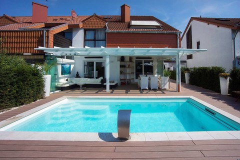 Private terraced house with a conservatory
