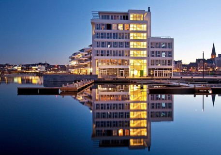 Phoenix Lake with the Facharztzentrum medical centre at the blue hour