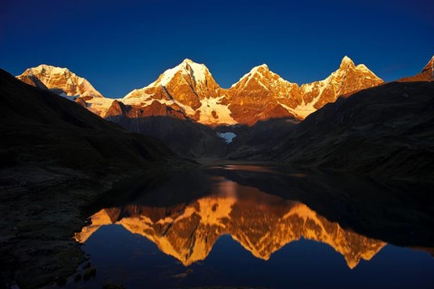 Morning light on lake Laguna Carhuacocha