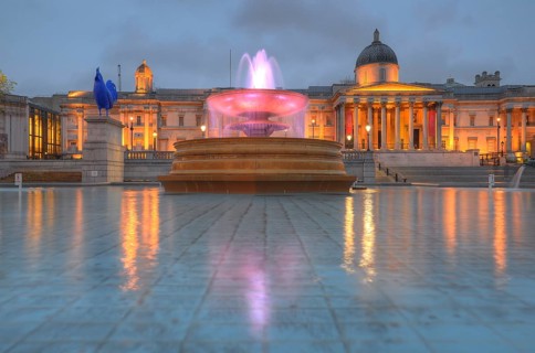 Hahn / Cock sculpture and fountain in front of the National Gallery