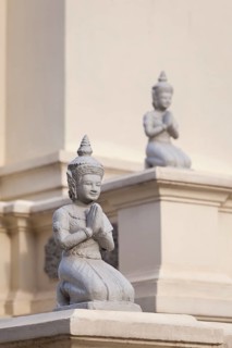 Kneeling statues adorn the Mondapa of Satra and Tripitaka