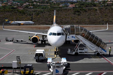 Airbus A320 Condor Thomas Cook at check-in