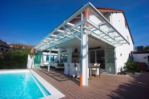Private terraced house with a conservatory