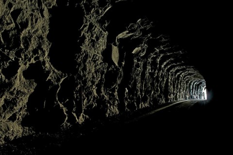Single-track tunnel between Husar and Mikladalur
