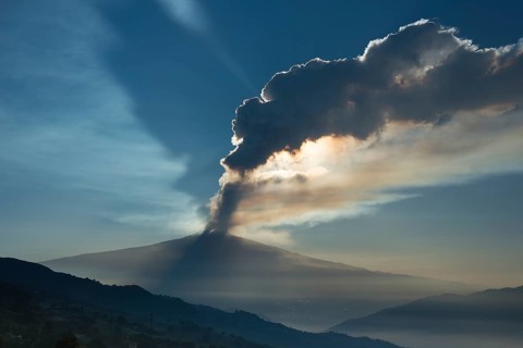 Eruption column above the new southeast crater in the morning