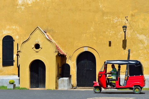 Tuk-tuk in front of the Warehouse Building in Queens Street