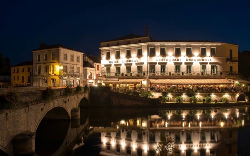 Hotel Restaurant Charbonnel at night