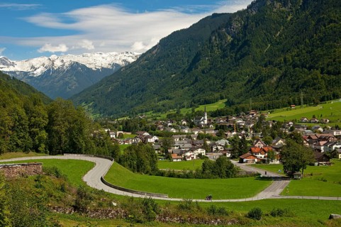 Winding road in front of the village of Linthal