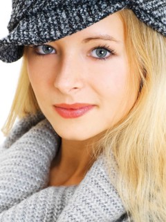 Young woman wearing a gray hat