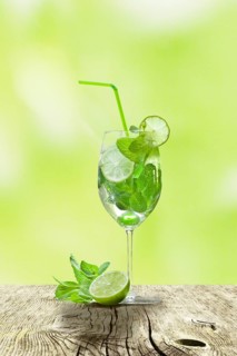 Hugo cocktail with lime and mint