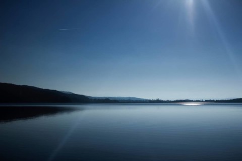 Blue sky and a sunny mood over the lake