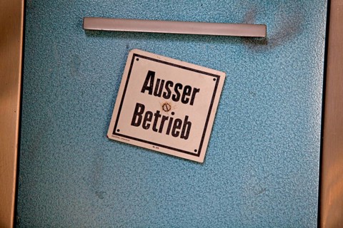 Garbage disposal unit displaying the message 'Ausser Betrieb'