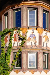 Mural painting Postreiter at the bay window of Hotel zur Post