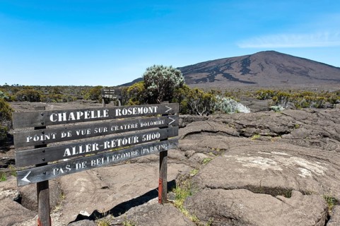 Guide for hikers at Piton de la Fournaise volcano