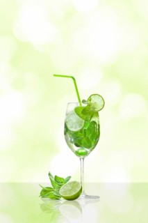 Hugo cocktail with lime and mint
