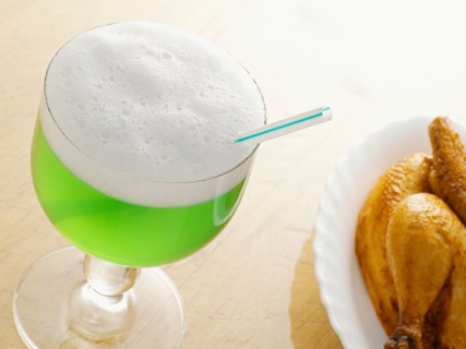 Green Berliner Weisse beer next to a grilled chicken