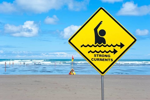 Warning sign 'strong currents'