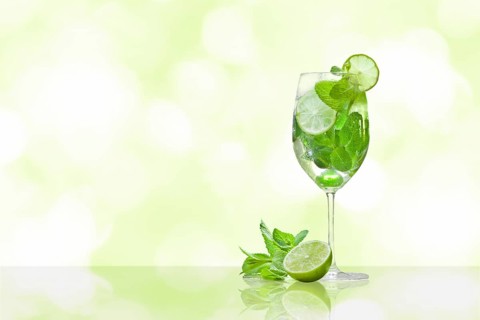 Hugo cocktail with lime and mint