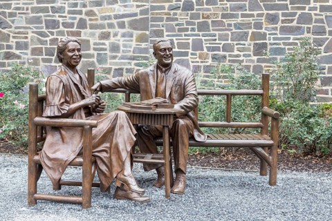 Bronze statues Franklin D. Roosevelt and Eleonor Roosevelt