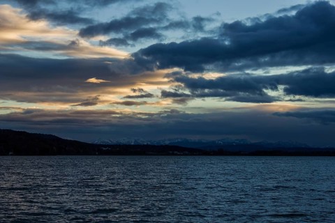 Foehn mood over Lake Pilsen with mountain views