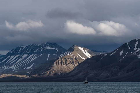 Boat in Billefjorden in front of mountain scenery in Bonsow Land