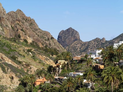 Village of Banda de las Rosas with Roque Cano Mountain