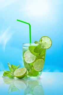 Hugo cocktail with lime and mint