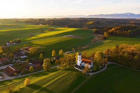 Holzhausen with St. Johann Baptist church in the morning light