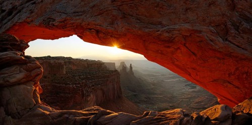 Sunrise at Mesa Arch stone arch
