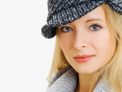 Young woman wearing a gray cap