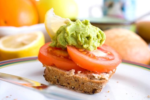 Organic wholemeal bun with a tomato and guacamole