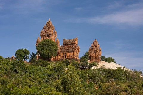 Temple towers of Pho or Po Klong Garai